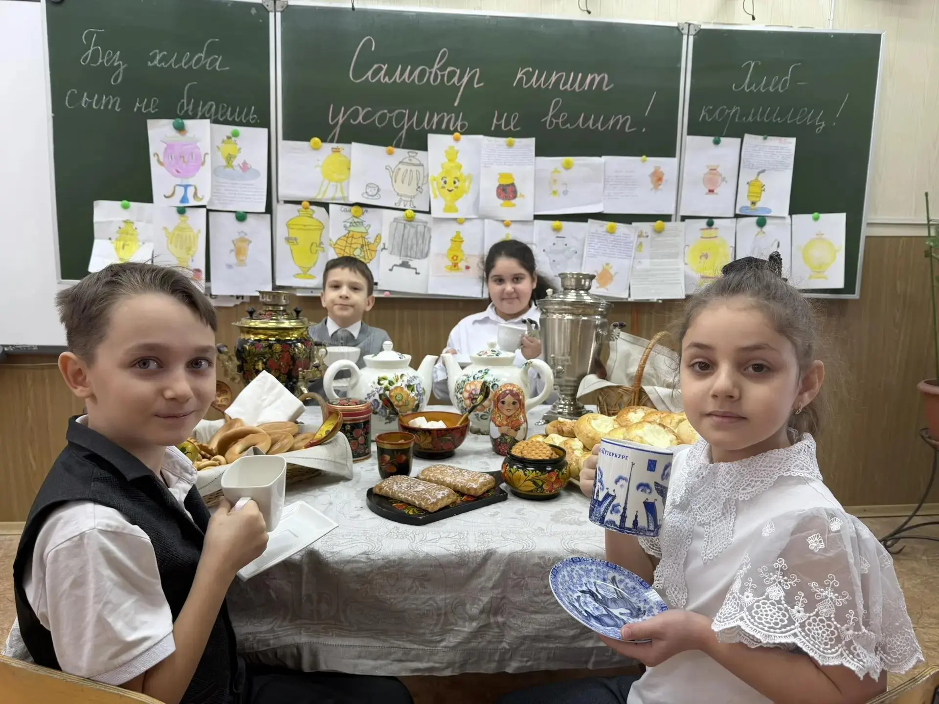 Классные новости  ️🫖 «Самовар кипит-уходить не велит»  На уроке родного языка ученики 2 В класса, уч