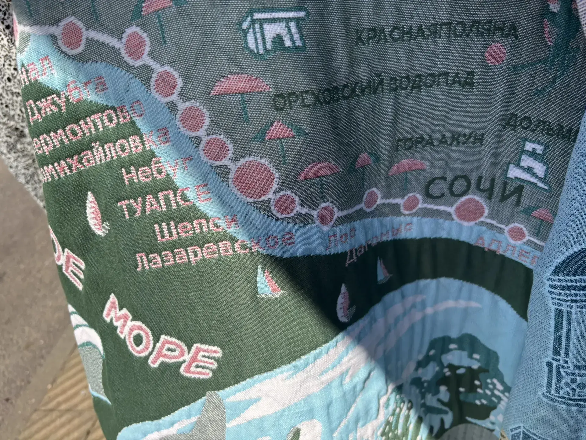 Похоже, хит нынешнего курортного сезона — пляжные полотенца с картой Черноморского побе...