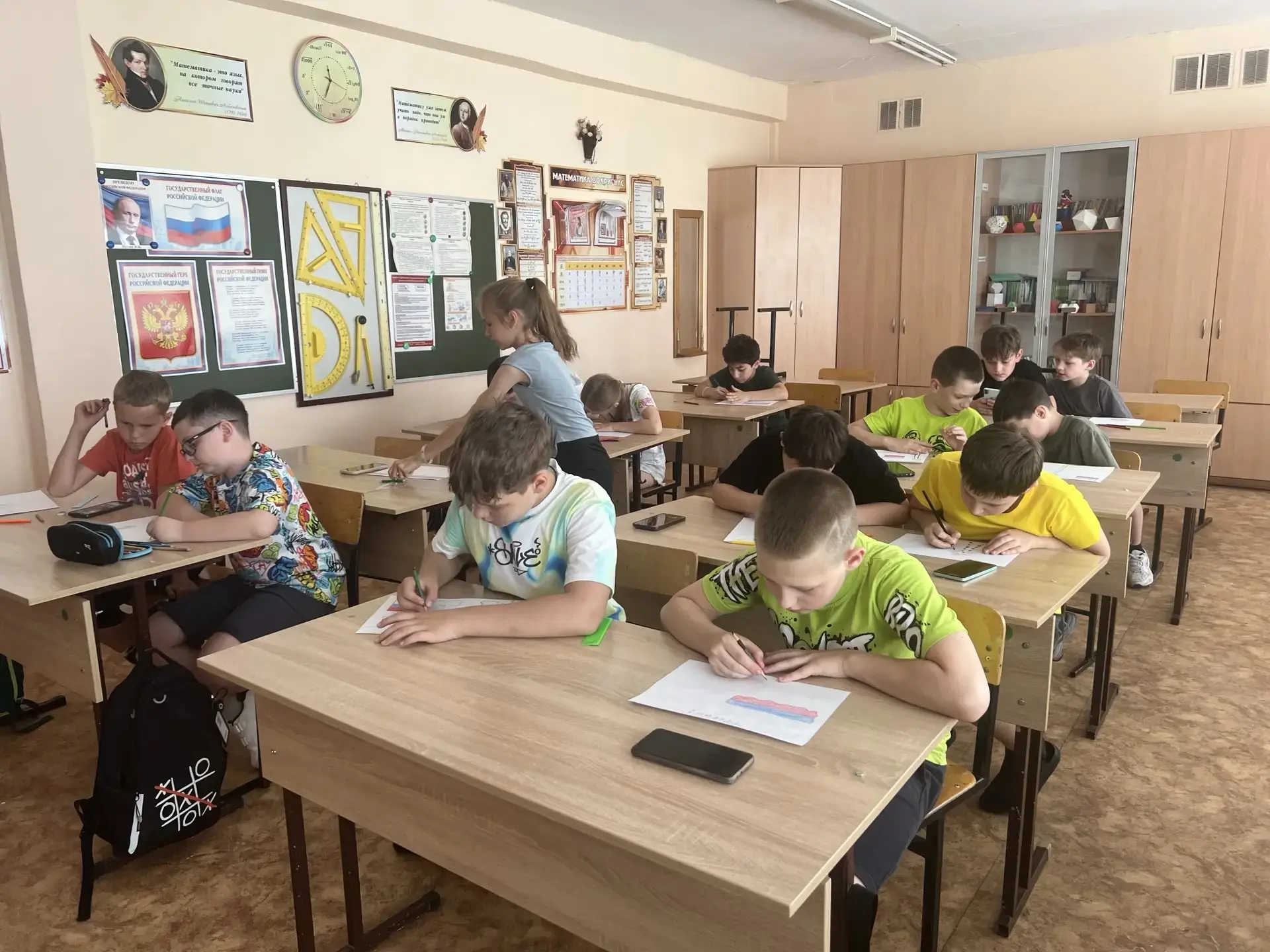 🎨 9-й отряд сегодня был в ударе! В честь Дня России мы превратили наш отряд в настоящую художествен