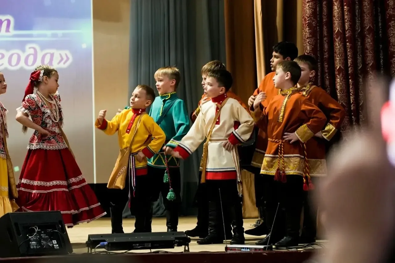 ✨ Ученик 2 «В» класса Емельянов Михаил в составе детского образцового ансамбля «Родные напевы» стал 