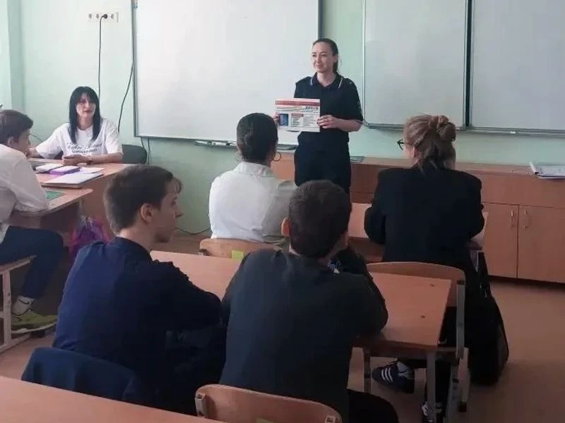 🚆 Уступи дорогу поездам!  В рамках краевого детского месячника безопасности на железной дороге и в п