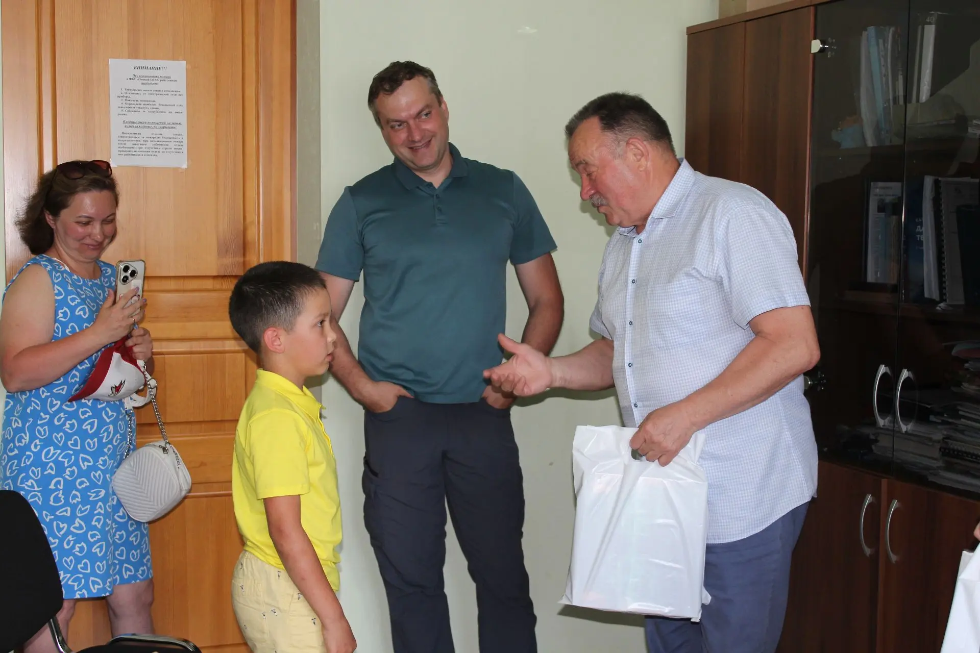 Мы – единая страна!

🎁 Заместитель директора Омского ЦСМ Георгий Косенков вручил подарки по итогам 