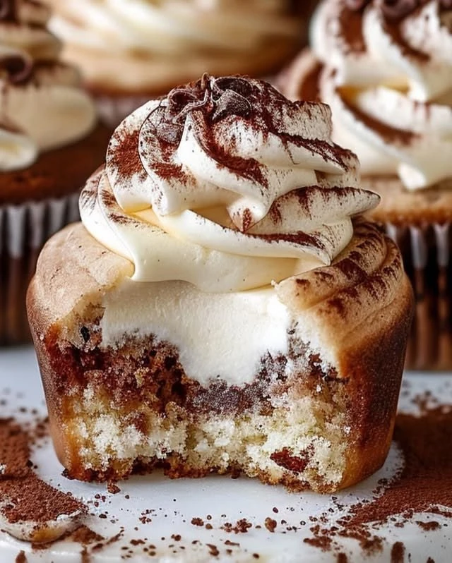 Капкейки «Тирамису»🧁

Выход: 12 штук стандартного размера
Духовка: 180°C, режим верх‑низ (без конве