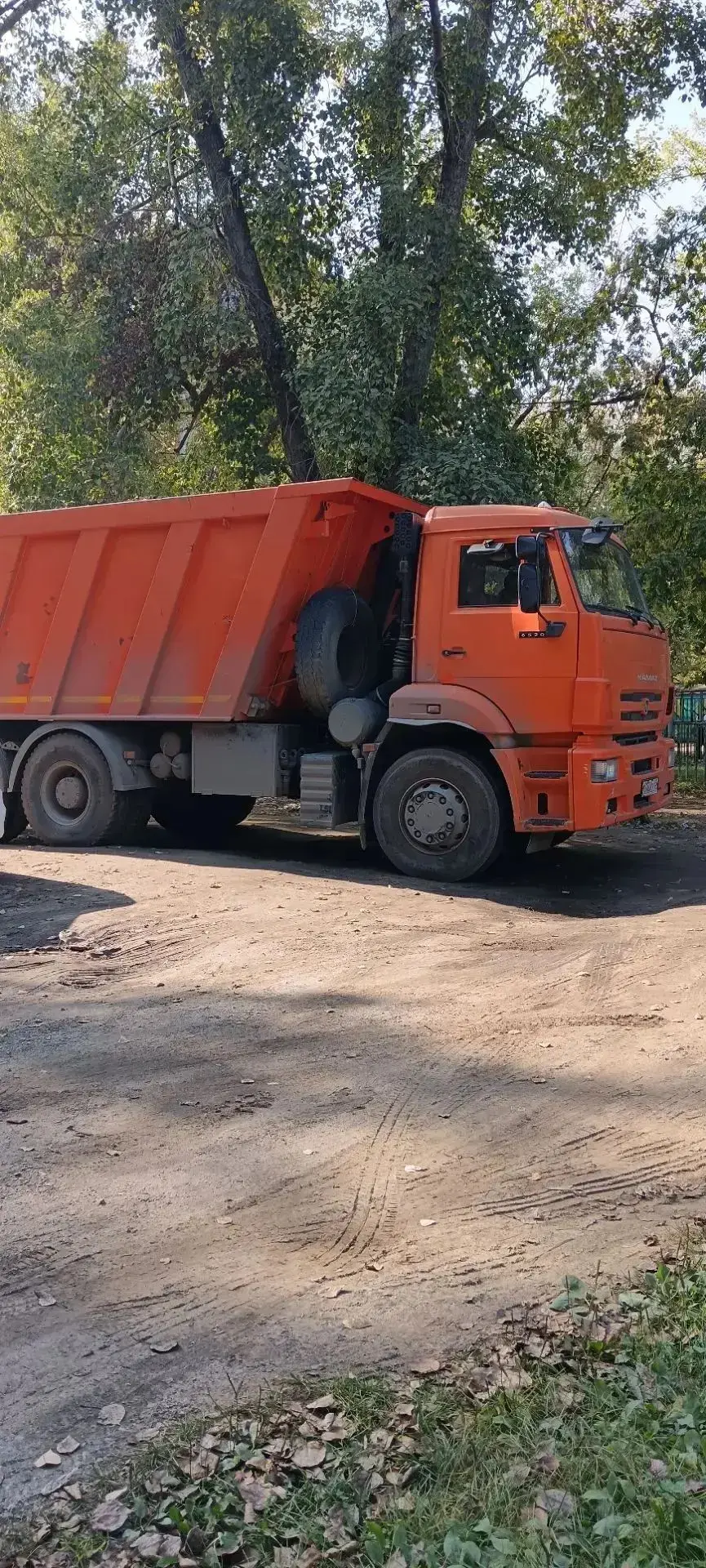 Выполняю обещанное: отсыпаем дворовой проезд