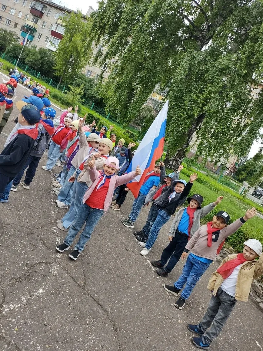 Насыщенный день сегодня получился !
Дети группы "Вишня" поиграли в игру КВН "Я Родину свою хочу позн
