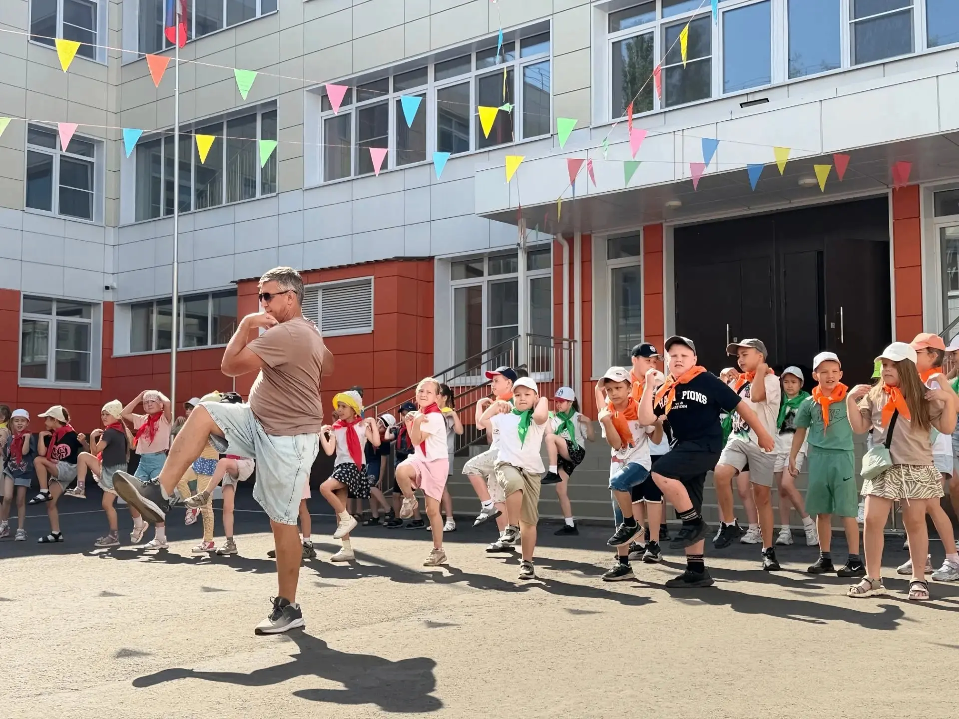 Сегодня в нашем пришкольном лагере "Страна чудес" прошёл День эрудиции! 

🧠 Мозги кипели, ноги бега