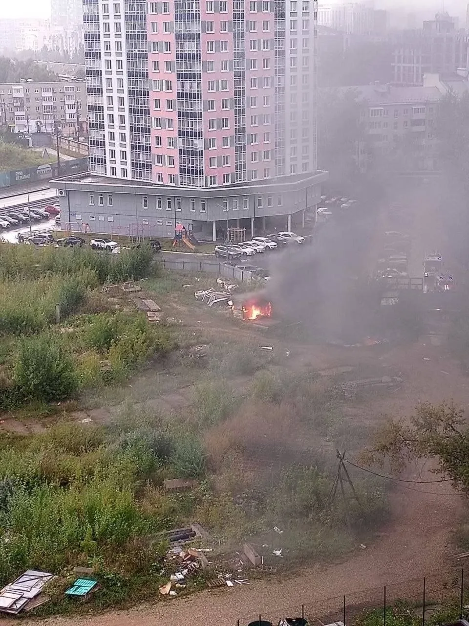 Возле Арсенала загорелась постройка.
