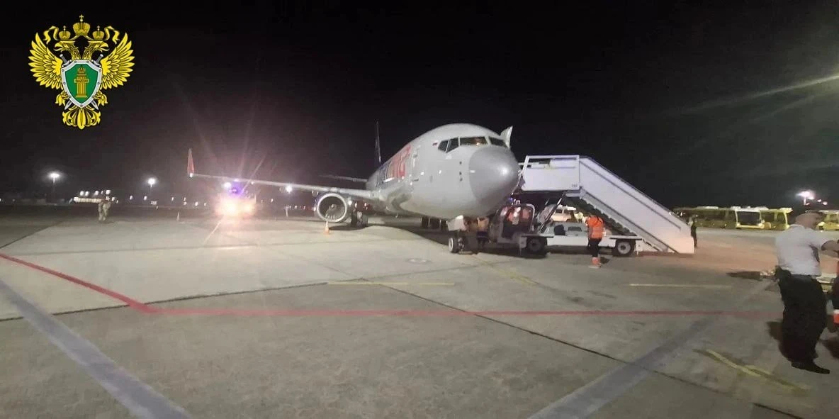 ✈️ Фото самолёта Smartavia, вернувшегося в Сочи после экстренной посадки. Транспортная ...