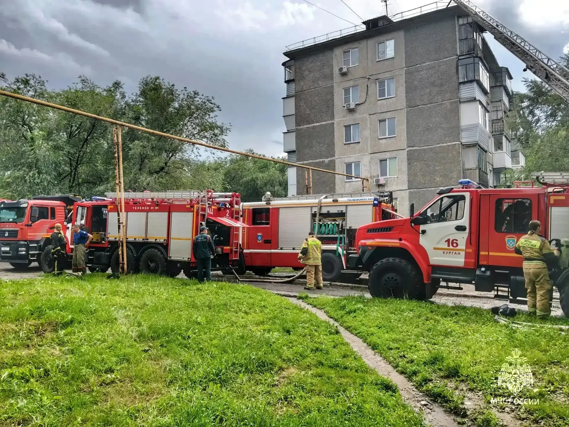 В Кургане на чердаке пятиэтажки загорелись провода