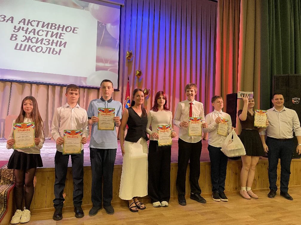 🎉 Торжественные линейки в честь окончания учебного года!   Сегодня в нашей школе прошли праздничные 