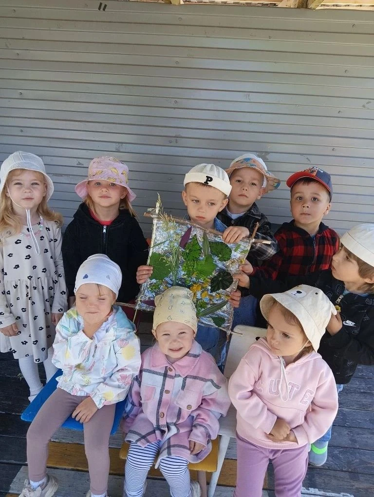 Сегодня на прогулке малыши создали настоящее чудо-большую общую картину, сотканную из д...
