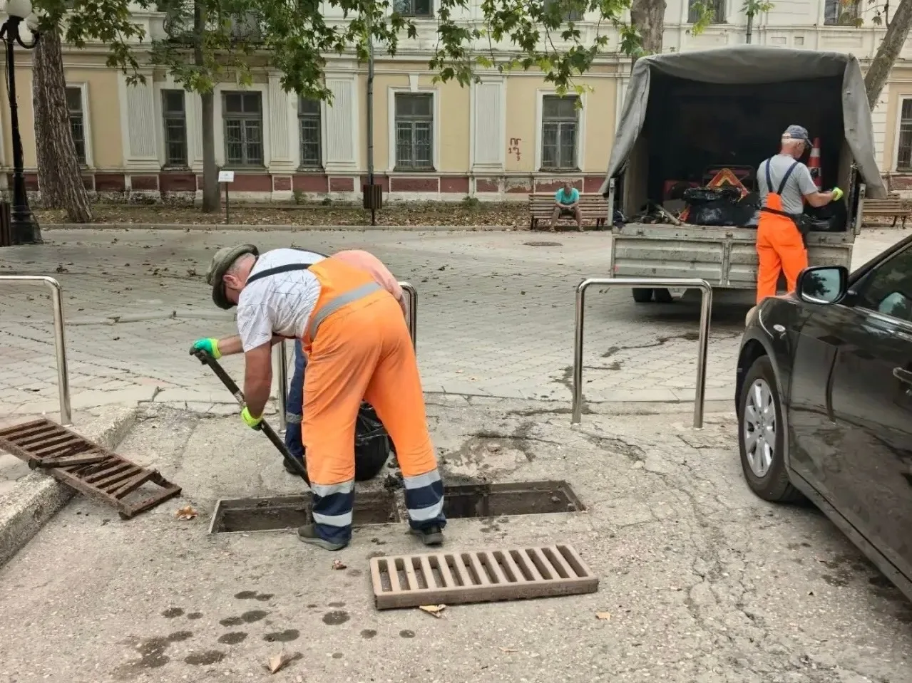 В Евпатории проводят очистку ливневой канализации