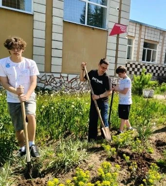 Последний звонок отзвенел. Впереди — экзамены, дороги, большие мечты. А позади — школа,...