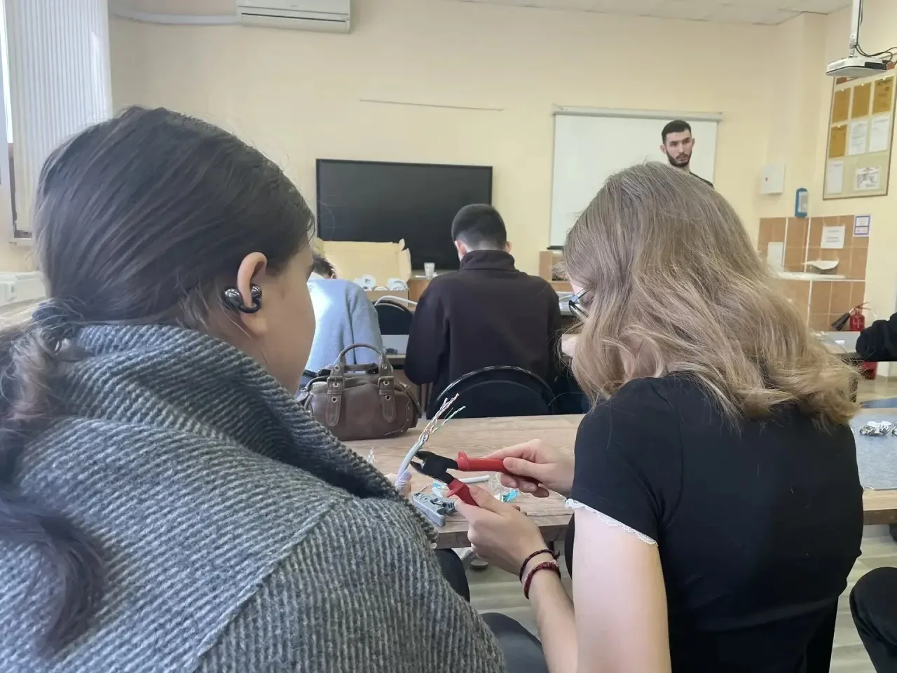 Знакомство с профессией 💼  👣 Вчера ученики 9 класса «Э» вместе с классным руководителем Оксаной Юрье
