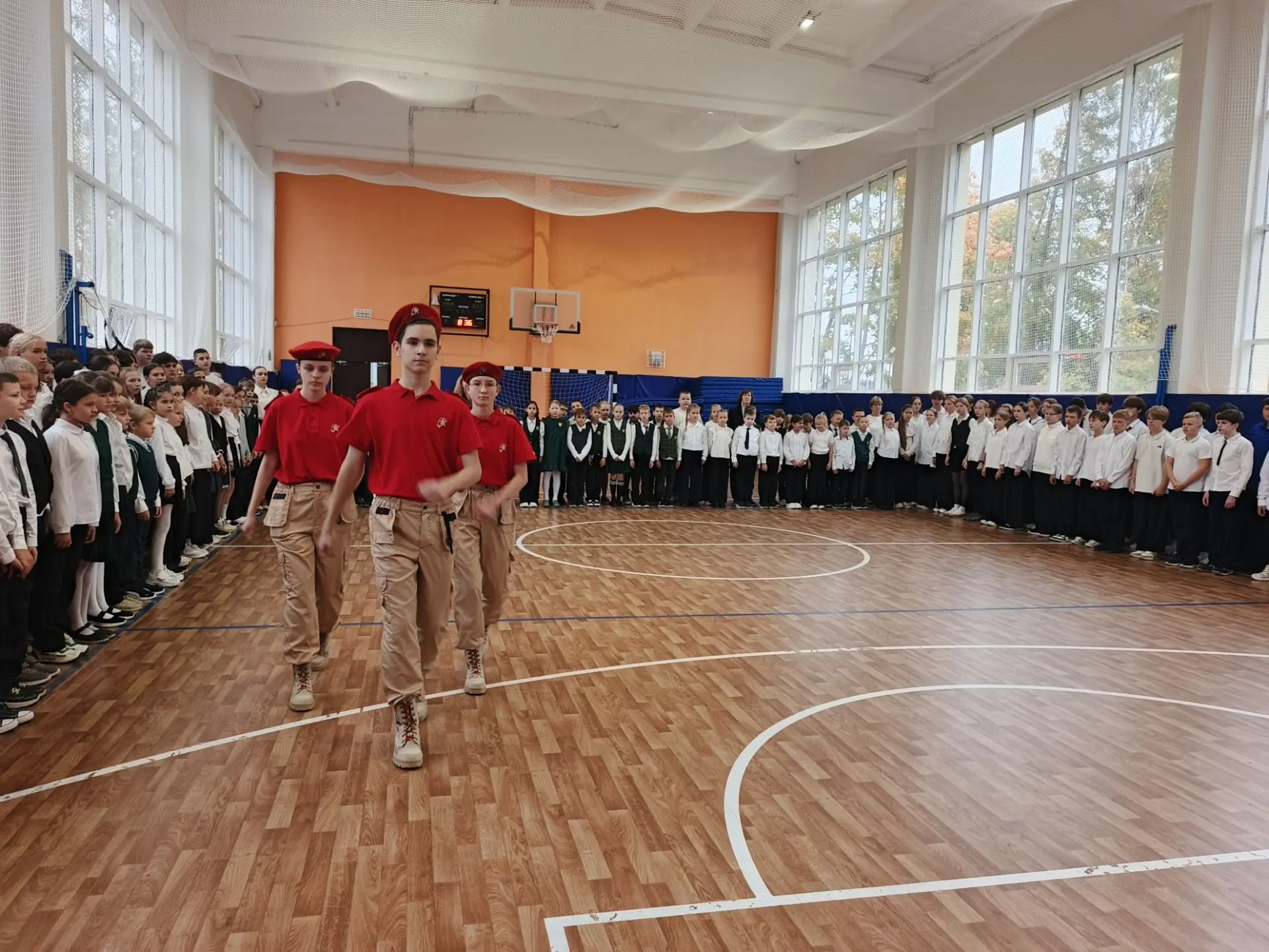 ‎В школе "Содружество" города Высоковска  прошла торжественная линейка в рамках президе...