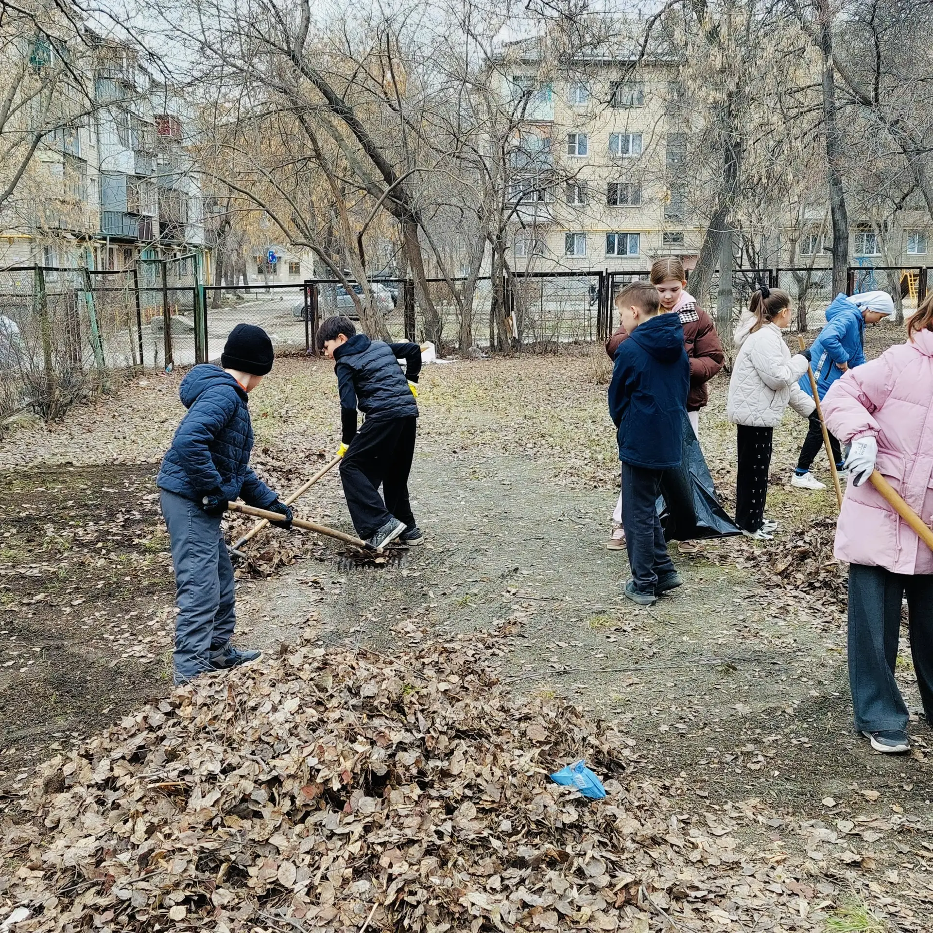 🧹Маленькие герои большого дела!  🤗Наши младшие лицеисты участвуют во Всероссийской акции «Зеленая ве