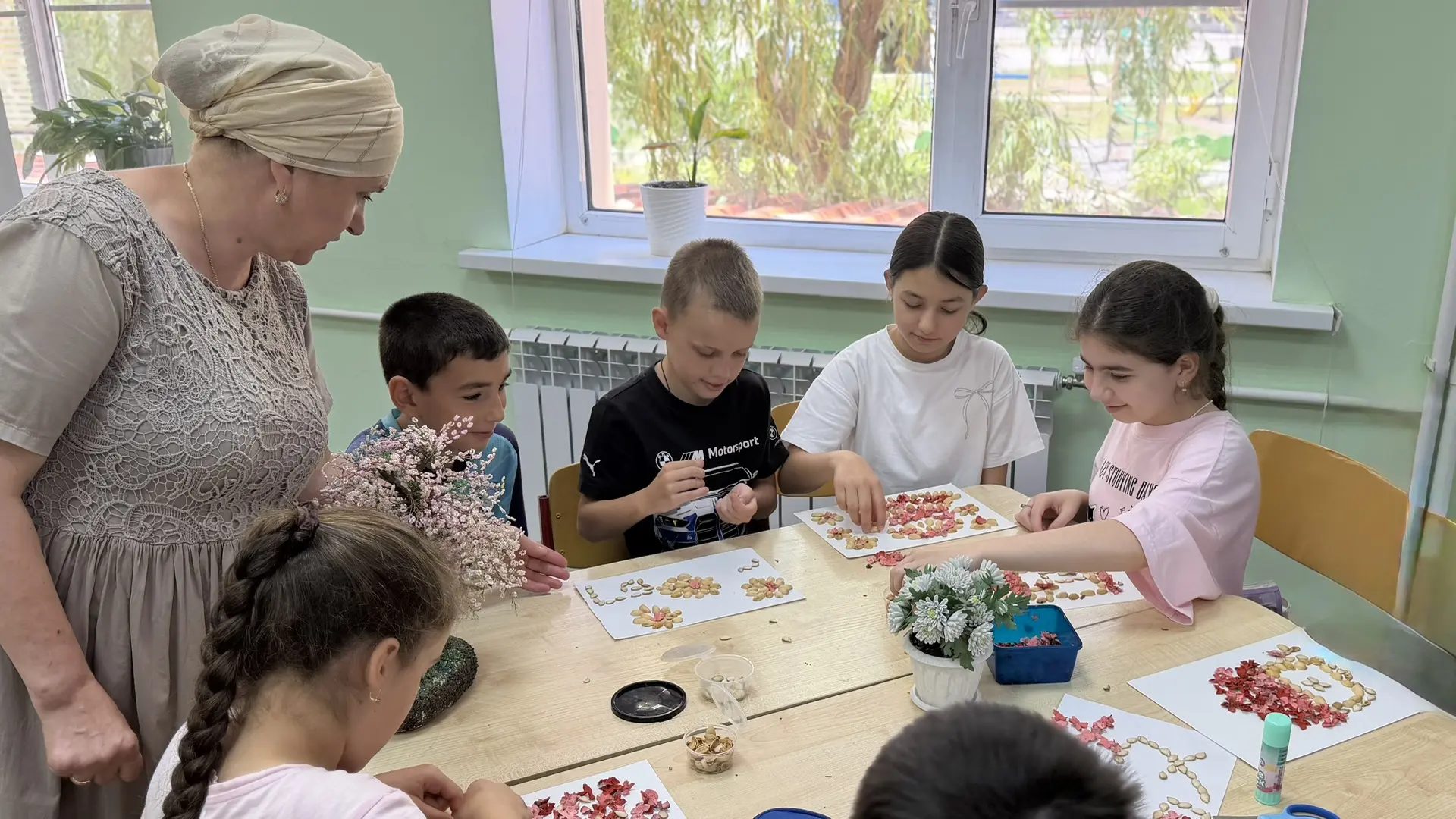 🗣️ Устами ребенка:

Сегодня у нас было очень интересное творческое занятие. Мы делали картины из пр