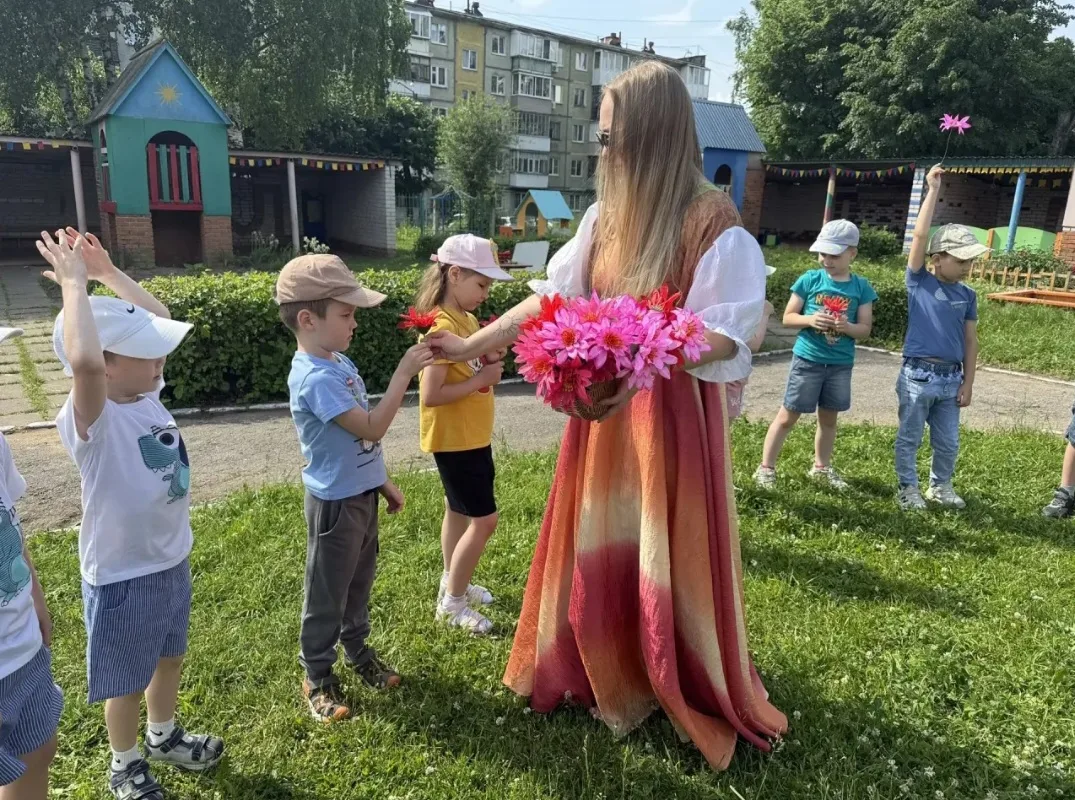Игра-драматизация «Садовница».
К воспитанникам старших групп пришла в гости Садовница. С ней ребята 