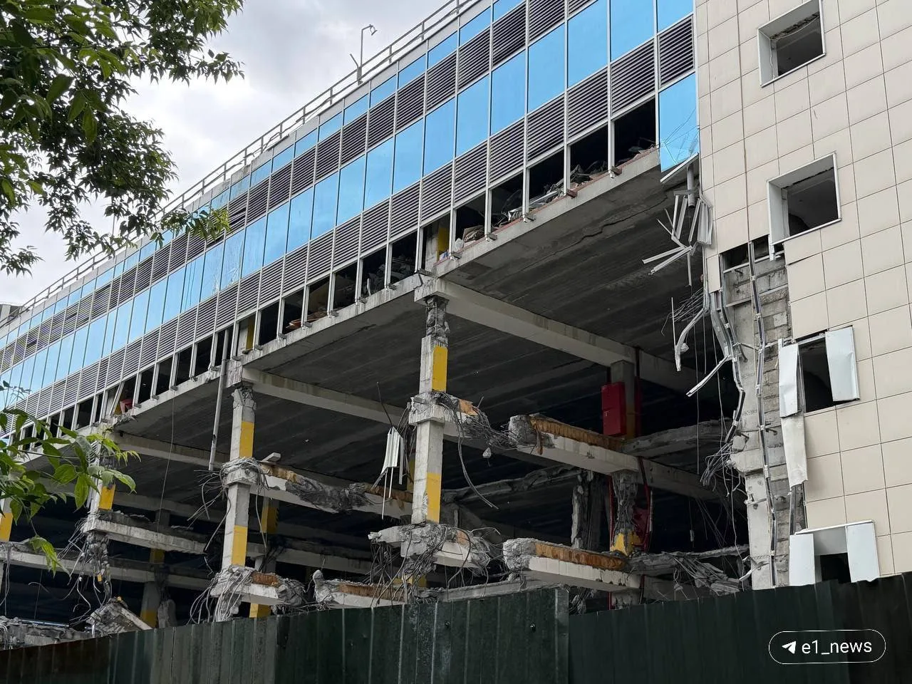 🧱 В центре Екатеринбурга начали снос многоуровневого паркинга