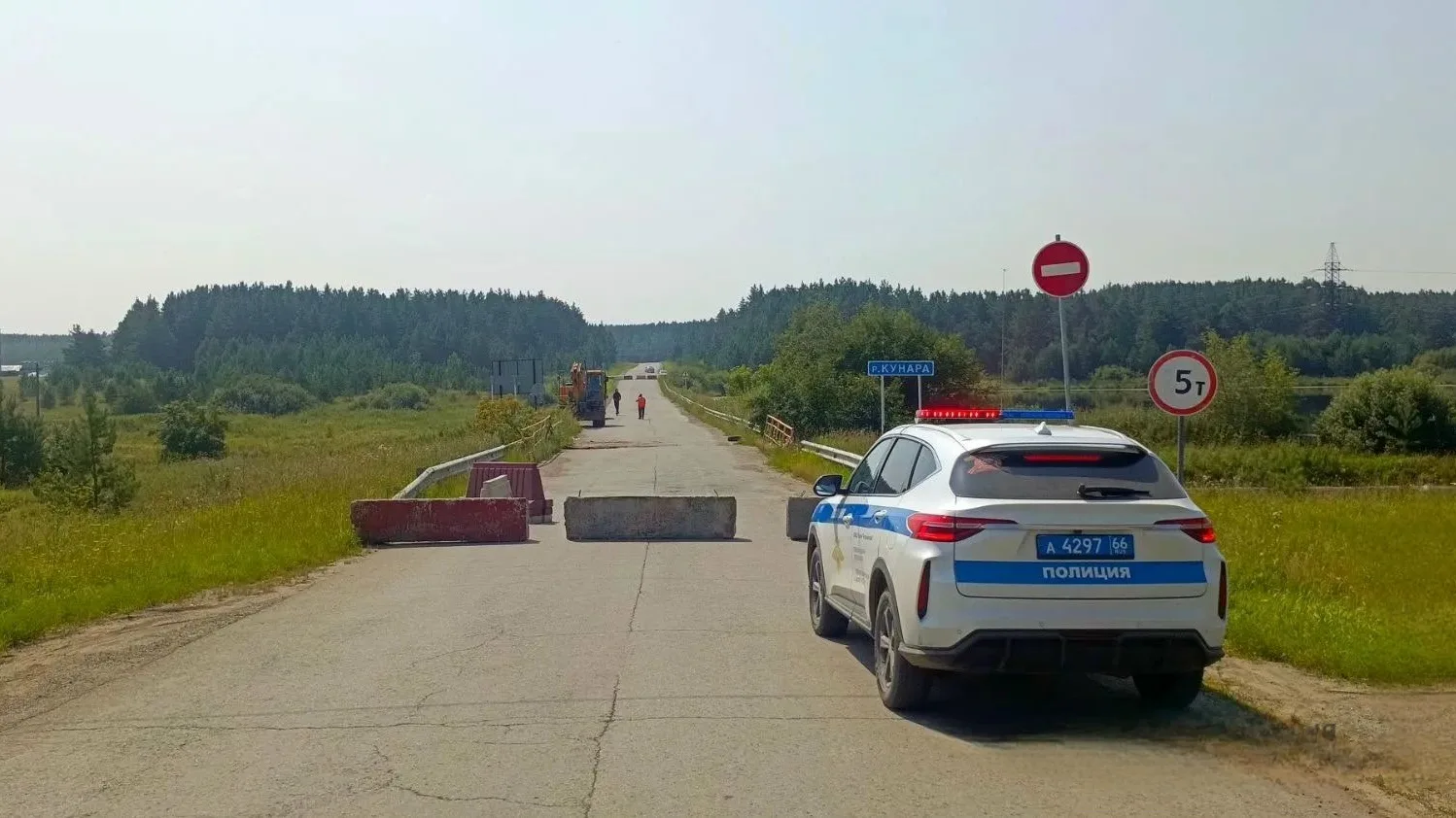 В связи с подмывом моста через реку Кунарское введены ограничения проезда автомобилей через автодоро