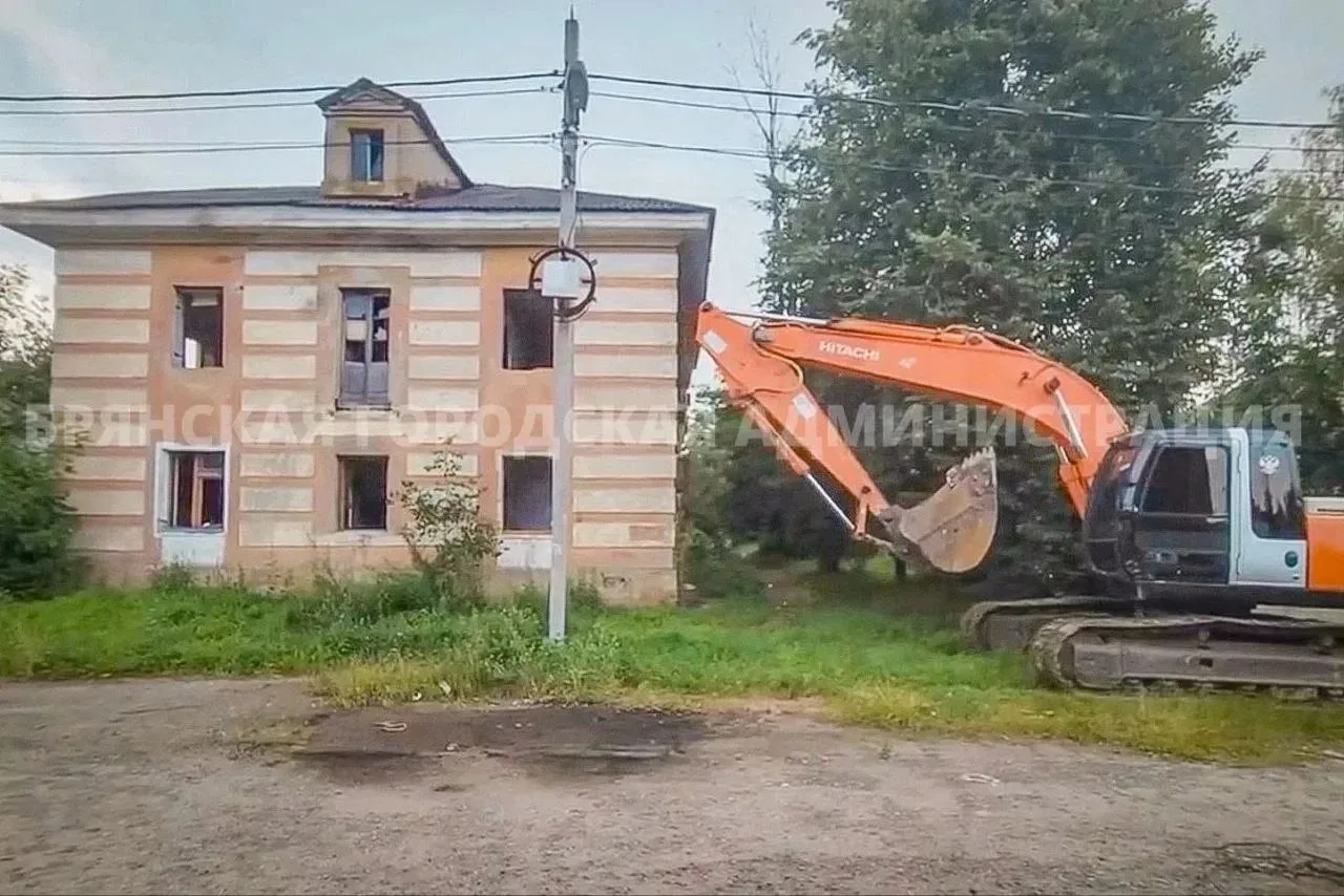 В Бежицком районе Брянска начался снос аварийного дома №50 на улице Коммунистической

Двухэтажку 195
