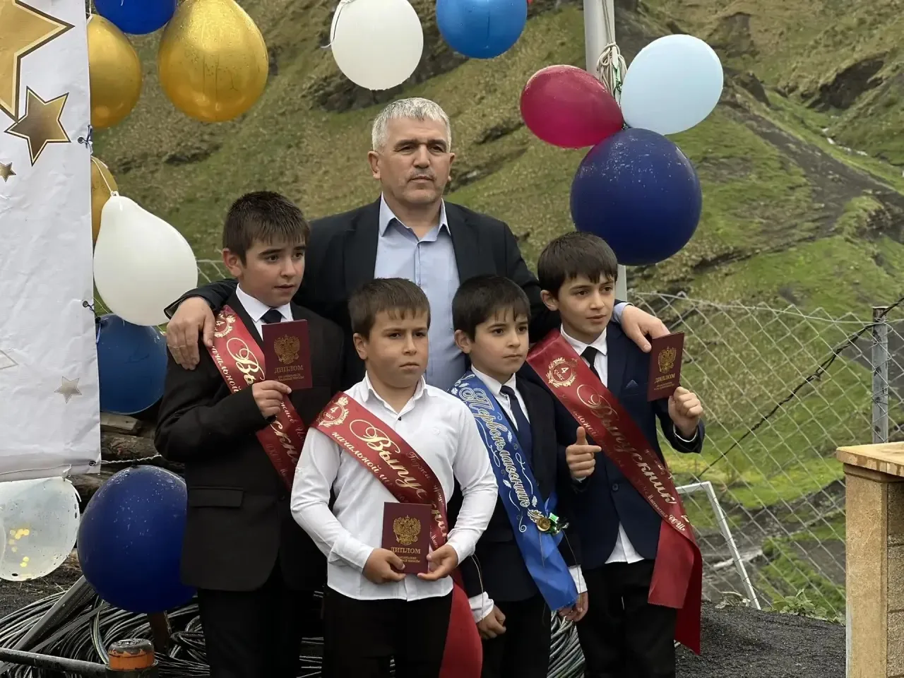 Закончена школы начальной дорога,
Была она сложной, немножечко строгой,
Но все вы смогли, в пятый кл