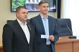 Председатель Воронежской горДумы Андрей Дьяченко передал семьям участников СВО билеты н...