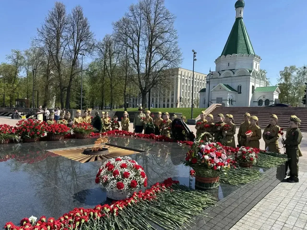 ВОЕННЫЕ ПЕСНИ В КРЕМЛЕ 7 мая у Вечного огня ученики 1 «а» и 3 «д» классов, после возложения цветов, 