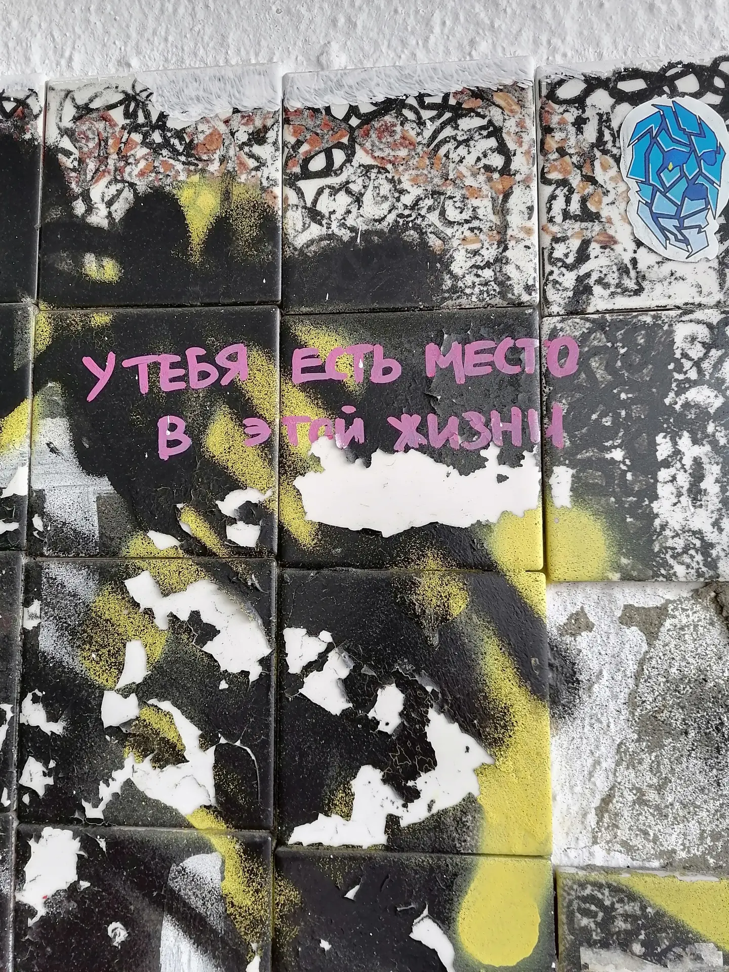 Ты хочешь больше денег. Но даже резюме обновить не можешь уже полгода. Это не лень. Это не «времени 