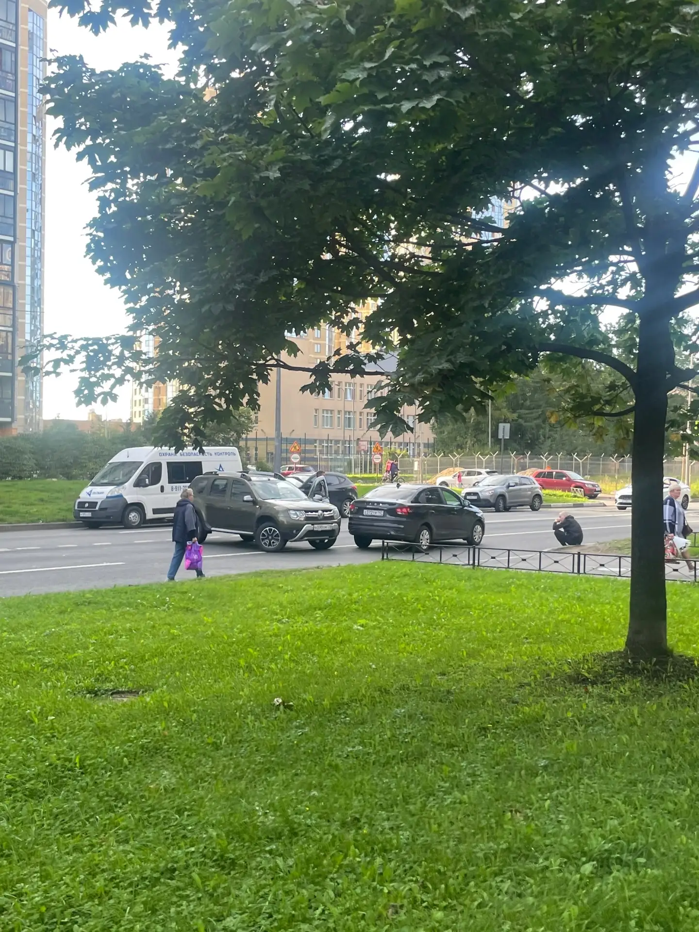 Композиторов 13, в сторону Просвещения. Дастер развернулся прямо в АвтоВАЗ.