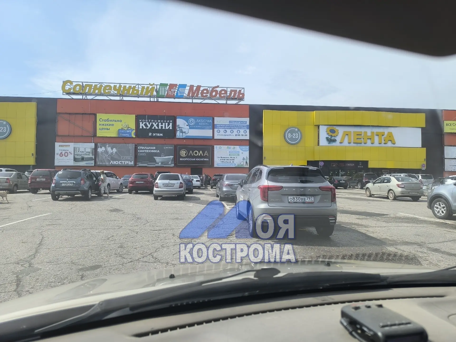 От подписчика: 
«Почему у нас в Костроме такие т**** люди  вся парковка свободная а они на проезжей 