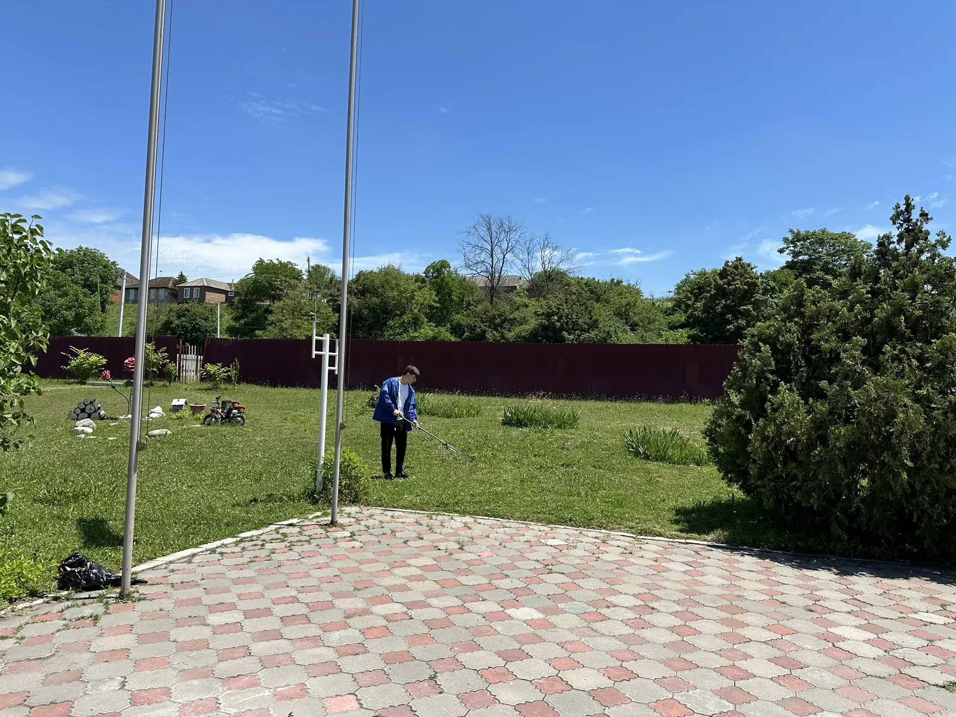 «Работы по очистке двора школы продолжаются! Ученики разных классов дружно выходят на у...