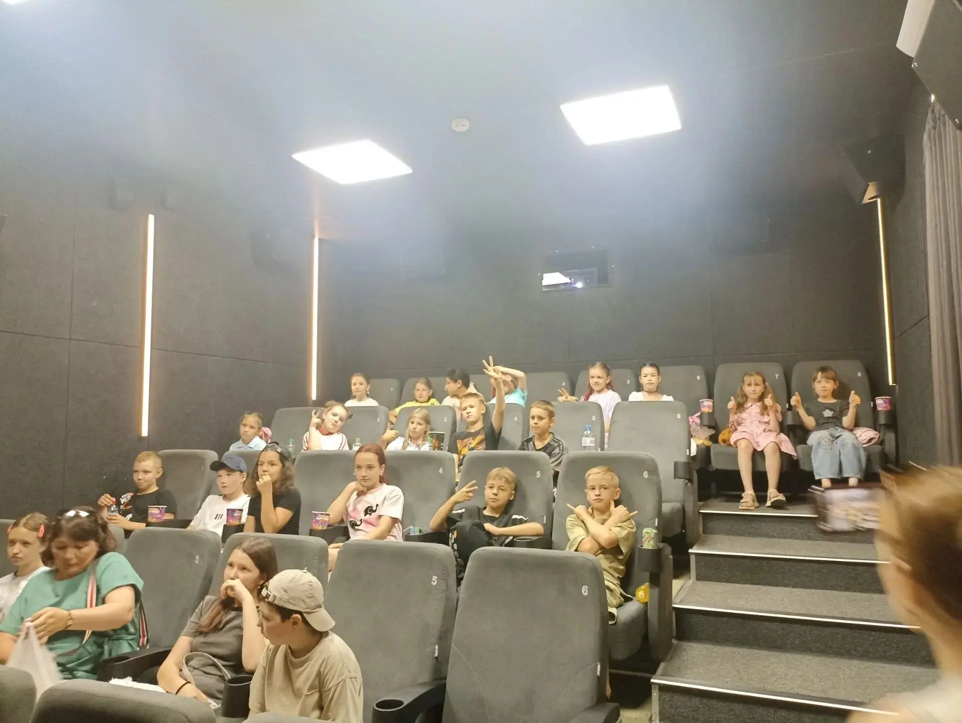 Ребята дневной тематической площадки посетили фильм «Ждун», основанный на популярном интернет-меме. 