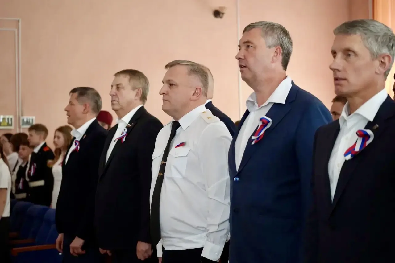 🇷🇺 В День России в Клинцах более 20 юношей и девушек получили свои первые паспорта гр...