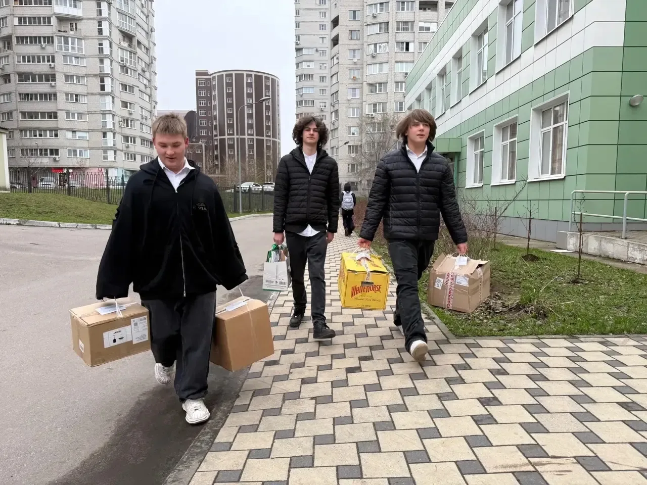 Сегодня в школе №101 прошёл сбор макулатуры  Ученики и сотрудники школы активно приняли участие в эк
