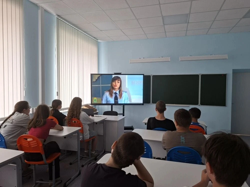 Как не попасться на удочку фейков? 🎣

Сегодня в лагере труда и отдыха прошёл урок киберграмотности.