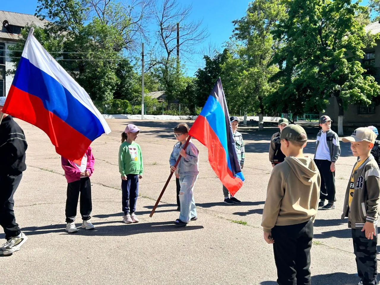 🌞 Торжественное открытие летней лагерной смены 🌈

Сегодня в нашей школе состоялось торжественное о