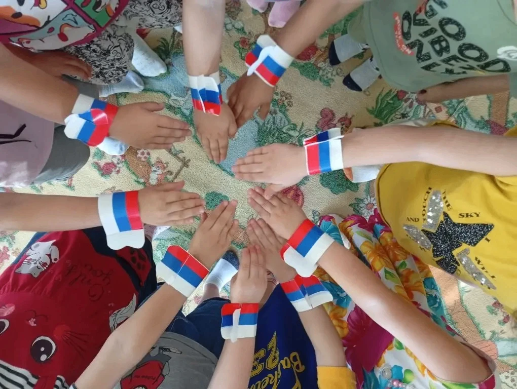 В рамках празднования Дня Государственного флага Российской Федерации в МБДОУ «Детский ...