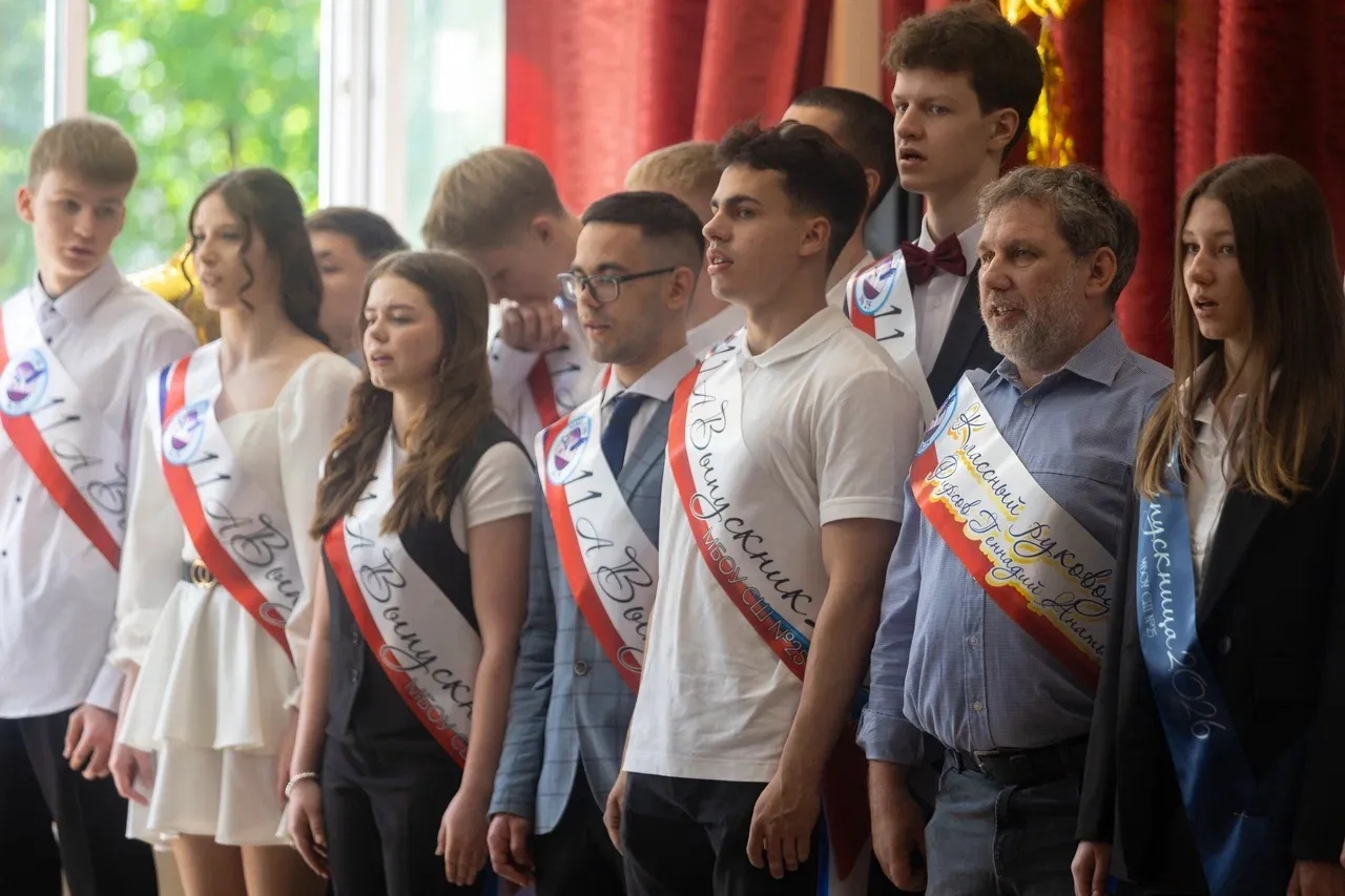 🎊Сегодня в школах Смоленска звучат последние звонки. Для кого‑то это прощание с детством, для кого‑т