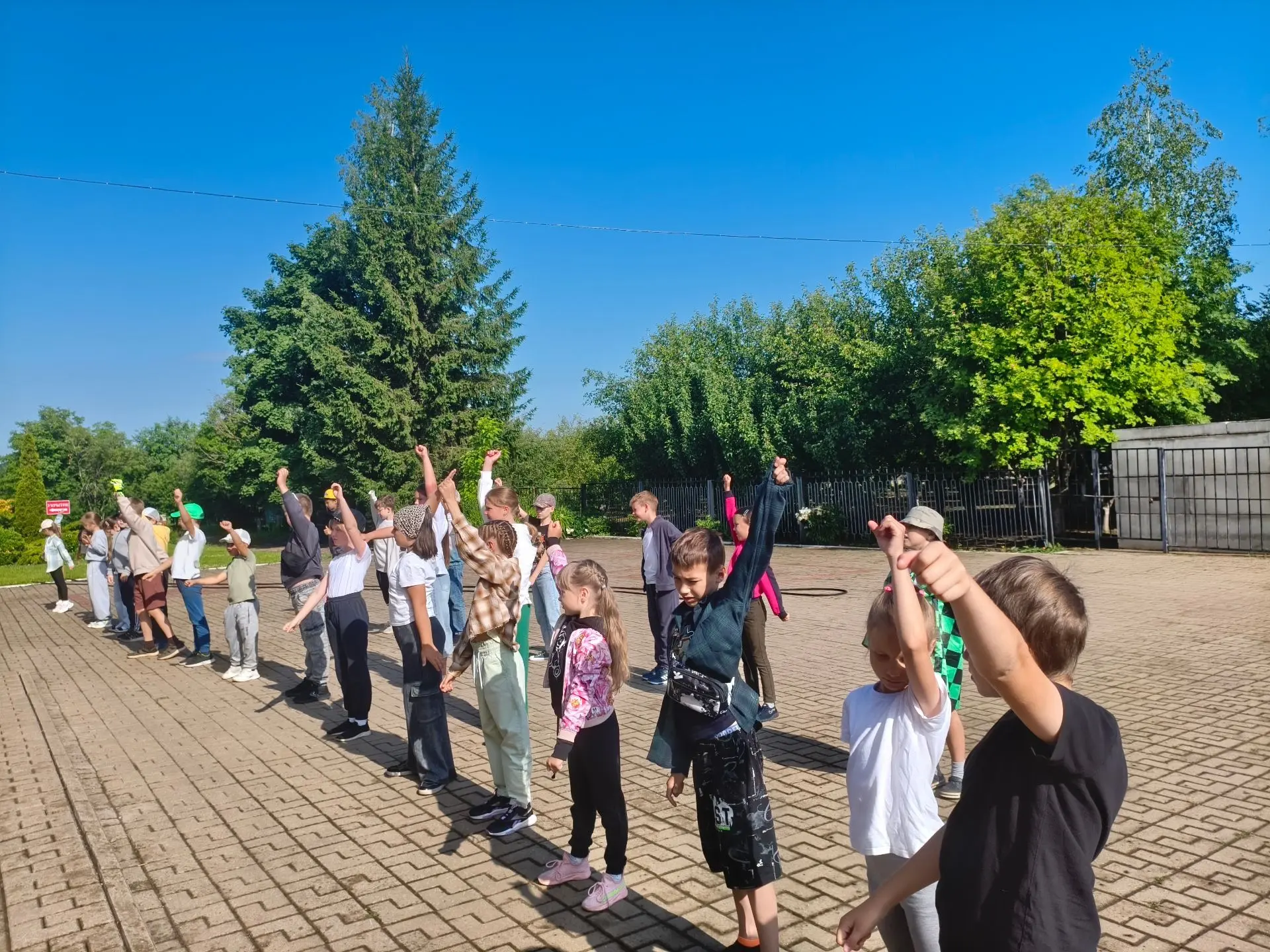 Сегодня, 18 июня, мы провели очень интересно «День Движения первых и Орлят России» в нашем лагере.
П