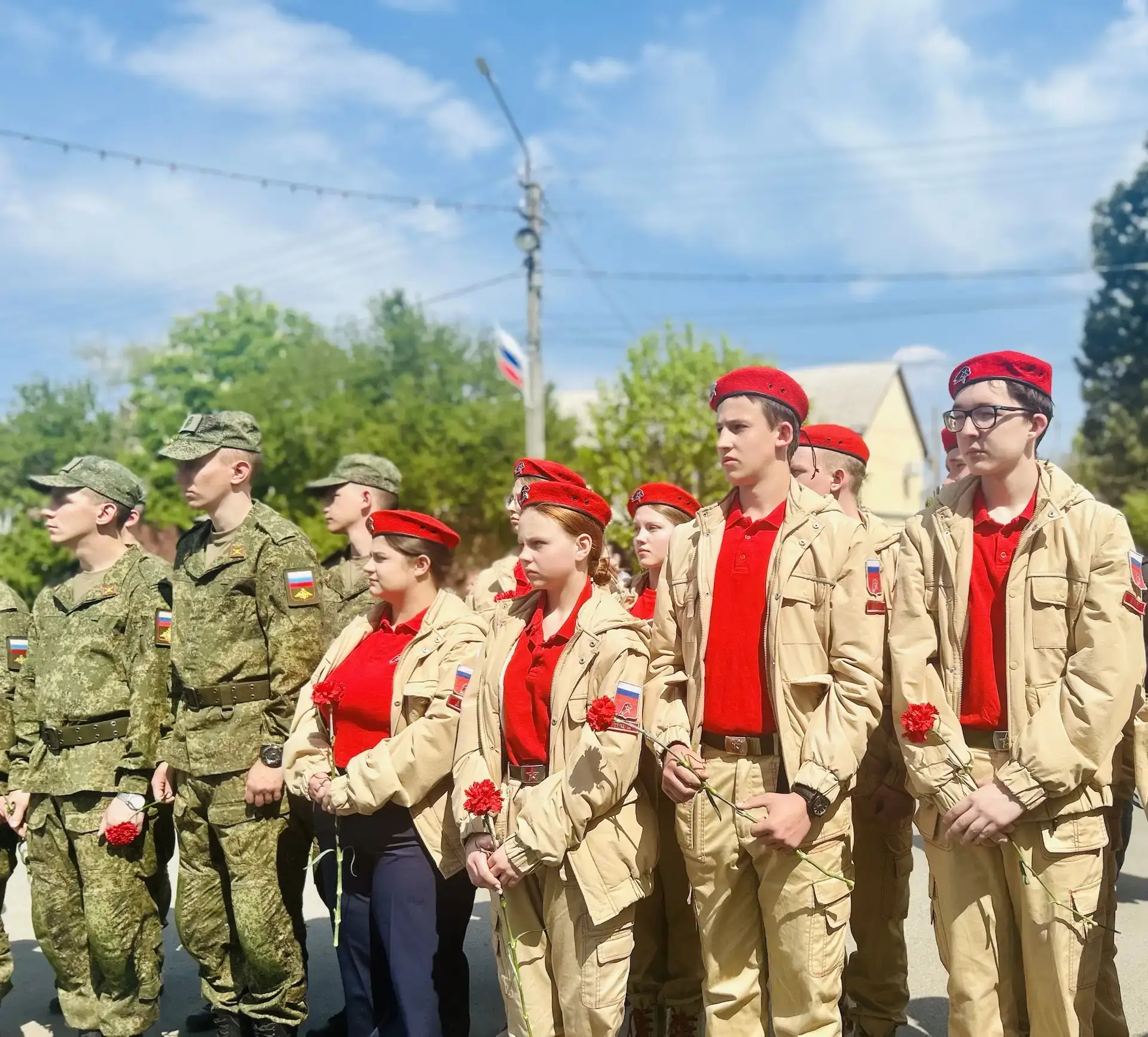 Юнармейцы Рассветовской школы,  директор Захарченко Е.А., заместитель директора по ВР Старостенко А.