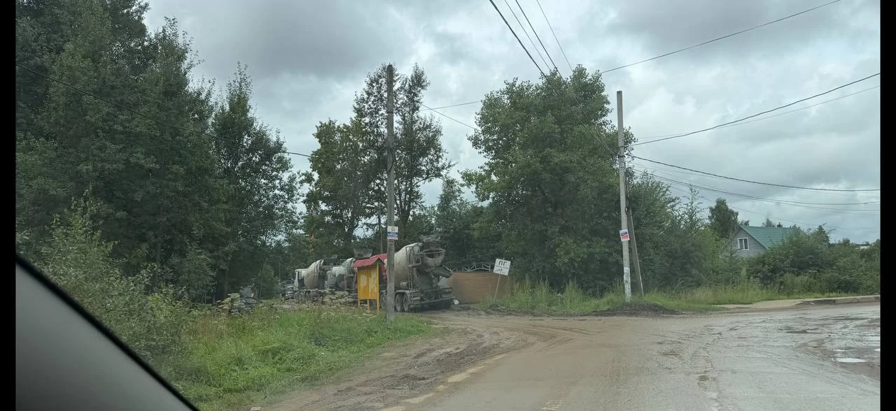 ❗️Жители Светлых гор показали состояние дороги возле своих домов — на фото видно, во что превратилос
