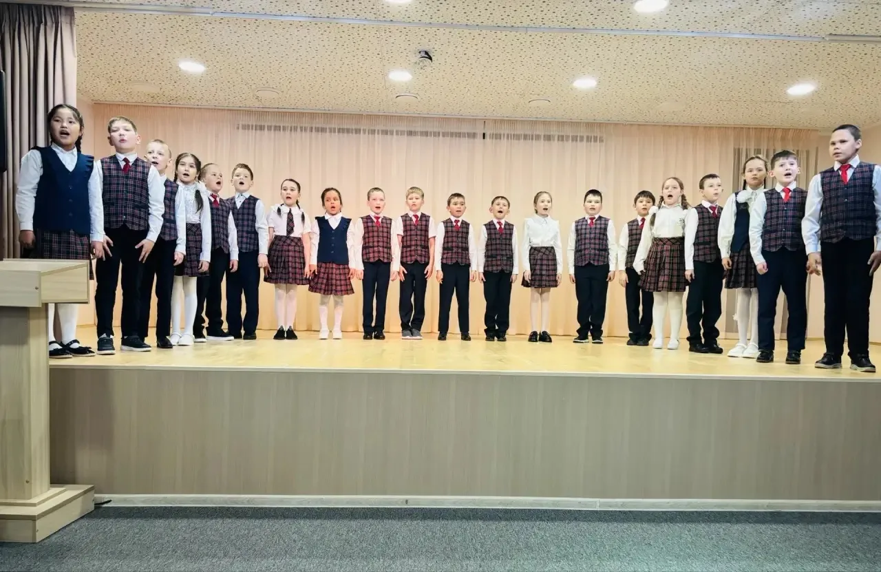 ✨ «В семье единой»: второклассники отмечают Год единства народов России! ✨  🎭 Сегодня в нашей школе 