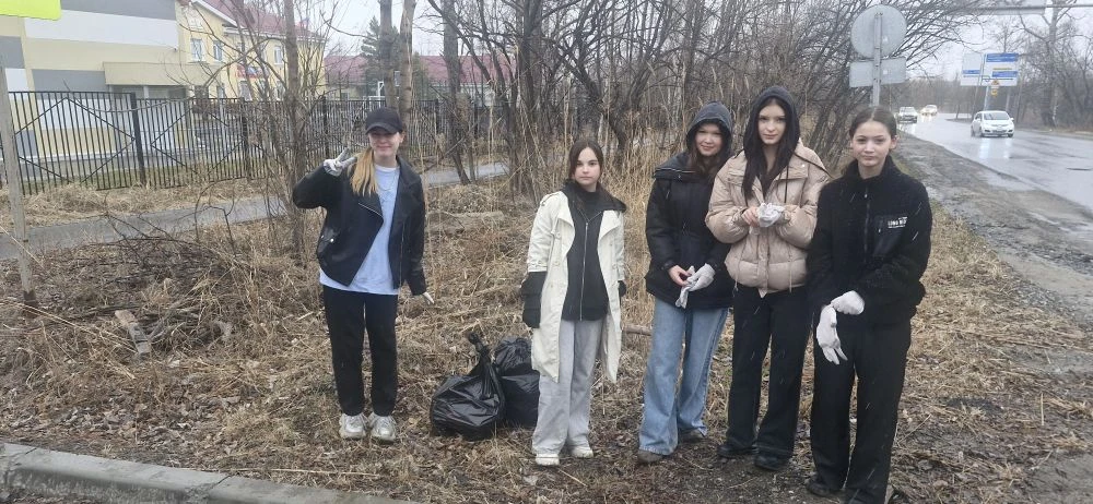 Вчера прошёл субботник с участием 9‑х классов! 🧹  Дождь не помешал ребятам навести порядок на нужных