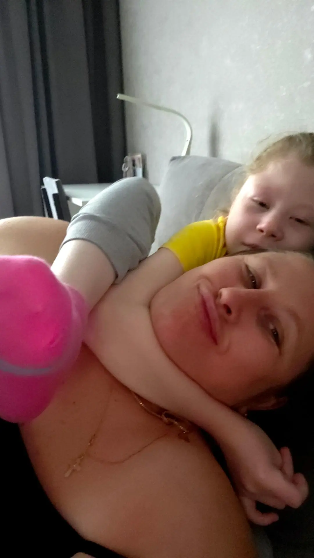 Погода, видимо, сегодня влияет на детей: ноет, плачет, слезы градовые, лежим смотрим те...
