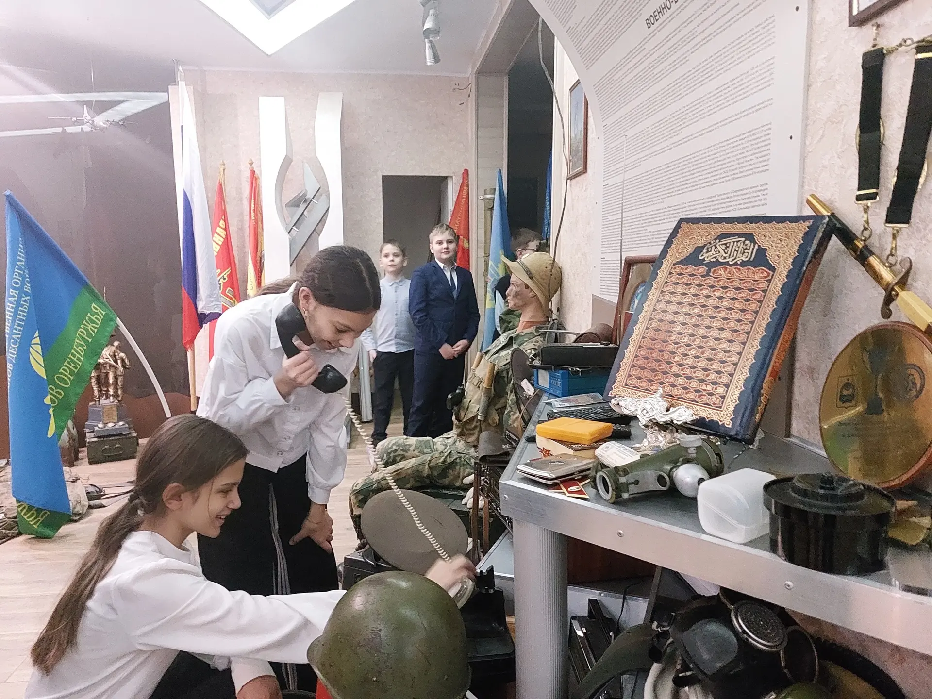 Экскурсия в музей   17 февраля ученики 5Б и 7А классов посетили Музей ветеранов боевых действий (цен