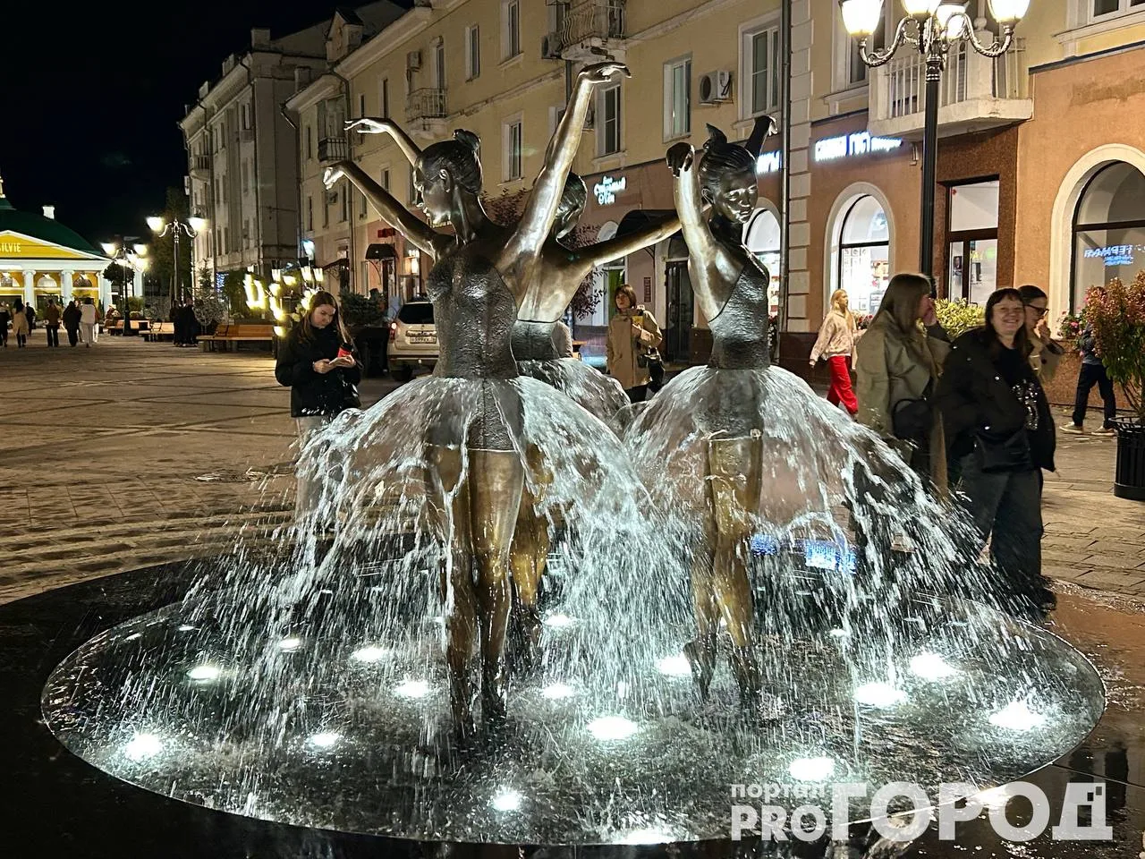Вечером на пешеходных улицах Ярославля очень красиво — всё подсвечено. Фонтан с балерин...