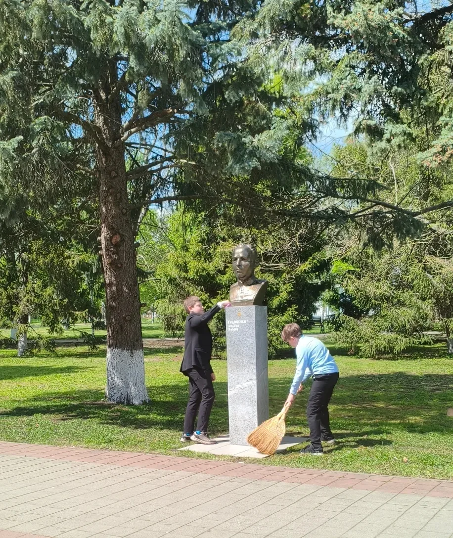 ЧИСТЫЕ АЛЛЕИ  ✏️6 мая, в преддверии дня Победы, ребята 6А класса вышли на уборку сквера в центре наш