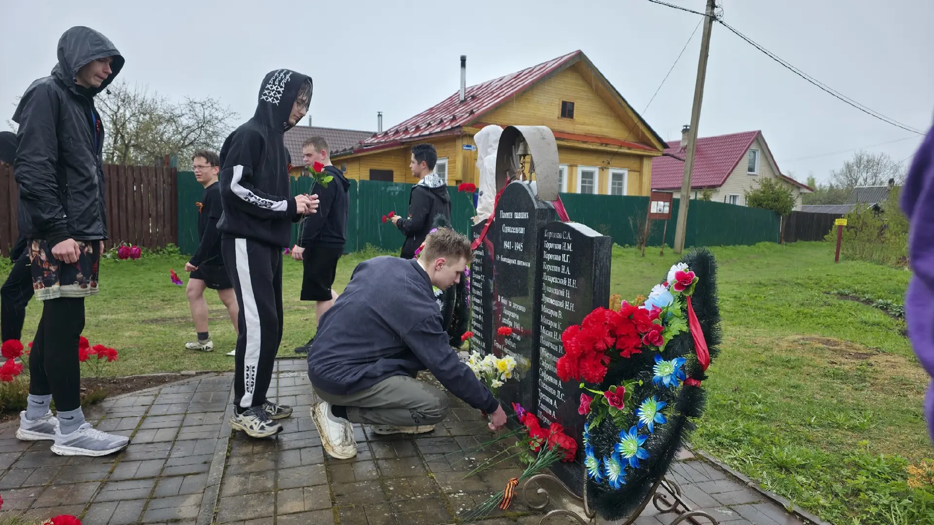Помните!Через века, через года, —помните!  8 декабря 1941 года, в 400 метрах от деревни Лазаревичи, 