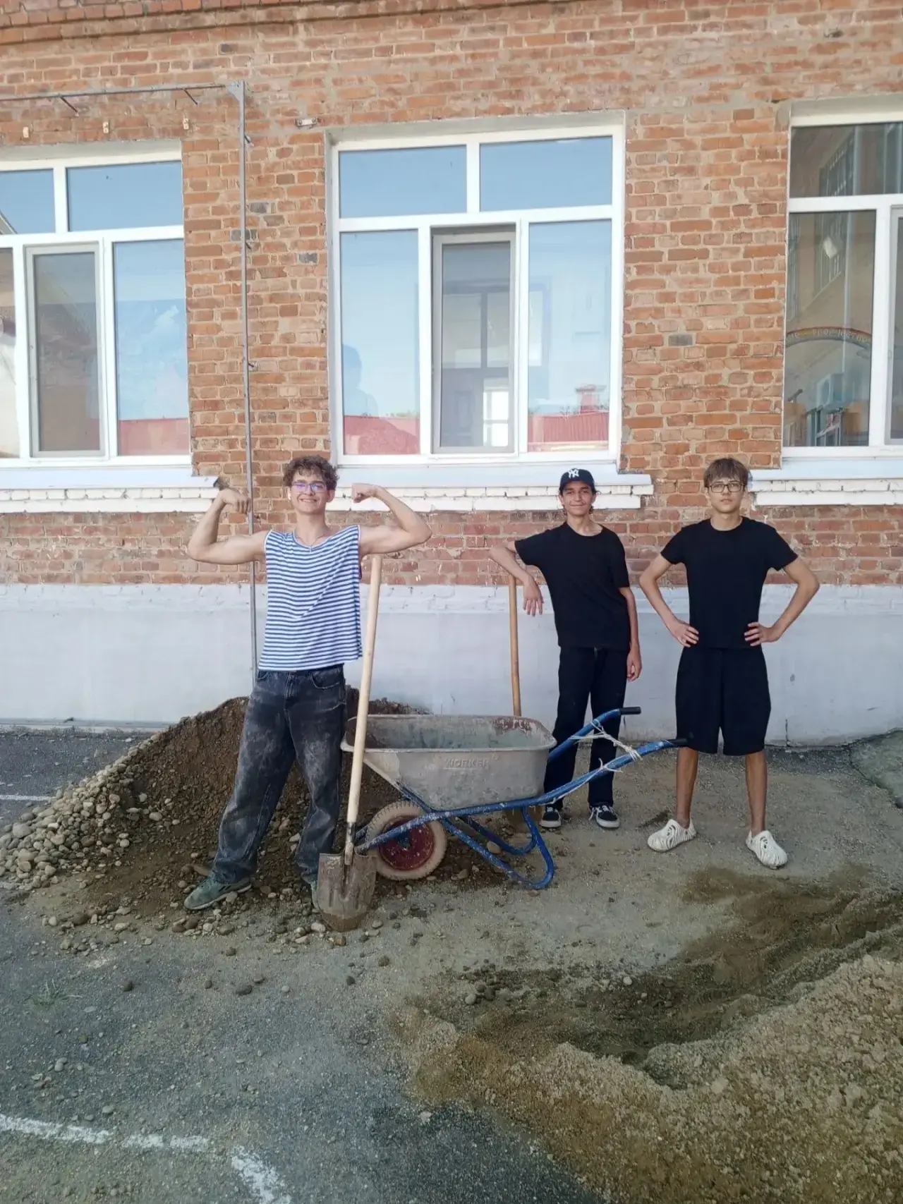 Волонтёры отряда «Выбор» продолжают принимать участие в акции «Наш любимый школьный дво...